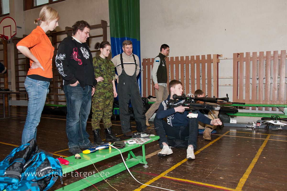 Ülo Lesta (traksides), Tartu klubist, laskmist juhendamas